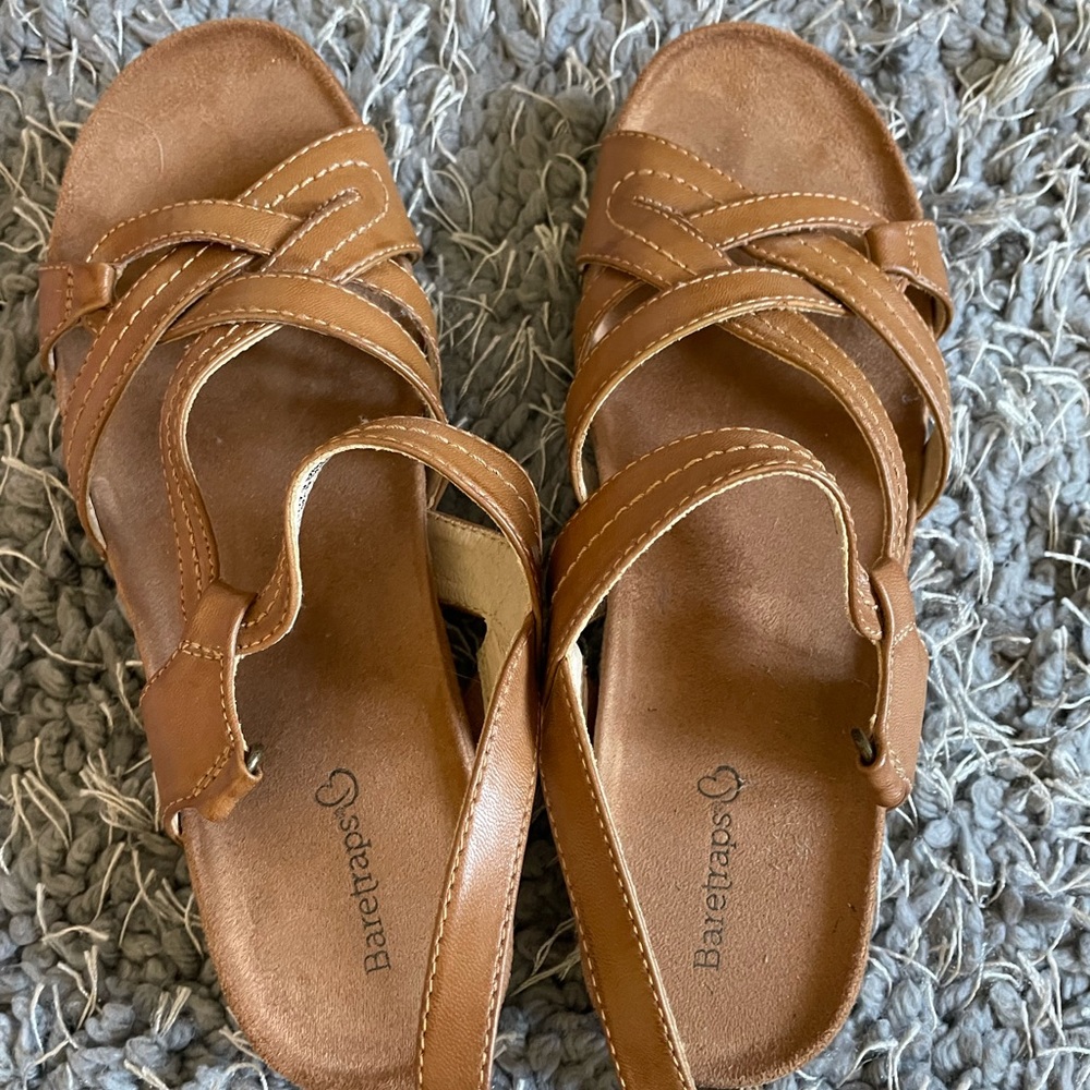 Women size 9 tan bare traps comfort sandal